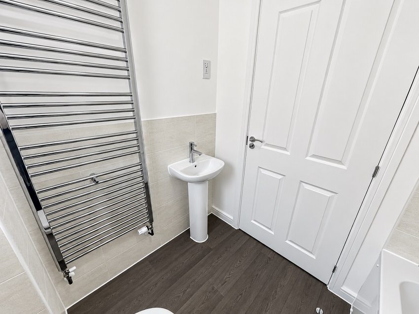 P60 Coppice Bathroom Pic 2